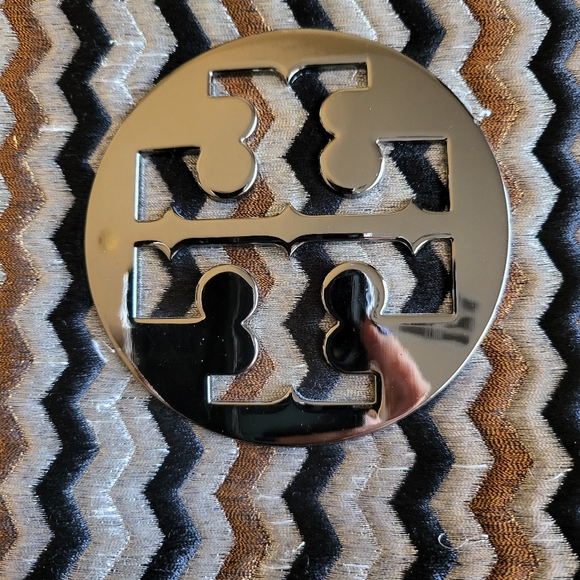 100% authentic guaranteed Tory Burch Reva purse in great condition - Picture 6 of 8